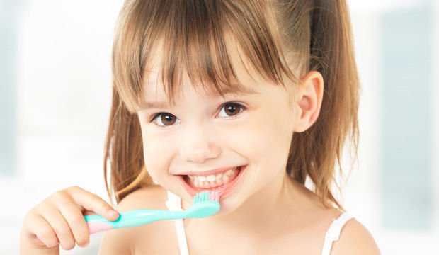 Bebeğimin dişlerini ne zaman fırçalamaya başlamalıyım.jpg